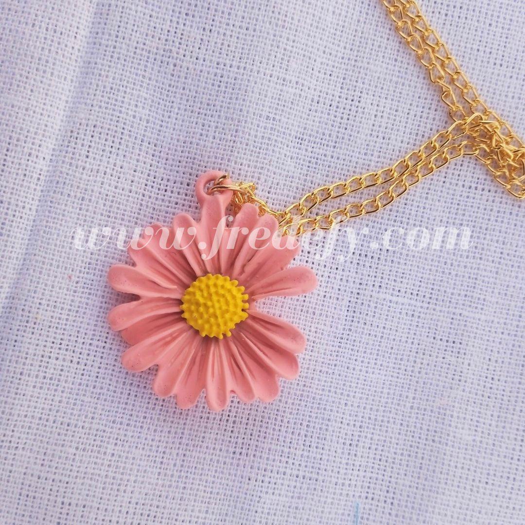 Color deals daisy necklace